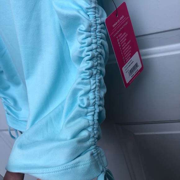 Yogalicious light blue workout top size small 💙 - Picture 6 of 14